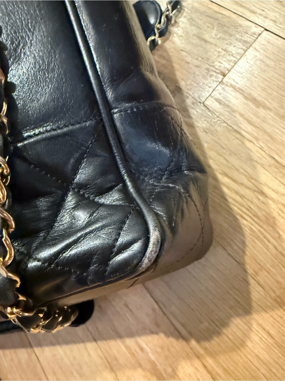 CHANEL Vintage Black Leather Shoulder Bag with Gold Chain Strap - Picture 4 of 16